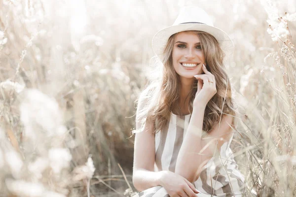 Young Attractive Woman Hat Closeup Portrait Beautiful Woman Outdoors Pretty — Stock Photo, Image