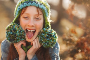 Komik kızıl saçlı kız. Kızıl saçlı genç. Sonbahar geçmişinde neşeli bir kız.