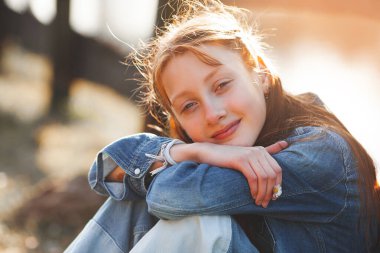 Sevimli kızıl saçlı kız portresi. Açık havada güzel bir genç. Kızıl saçlı genç.
