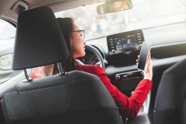 Arabadaki çekici esmer kadın. Süren kadın.