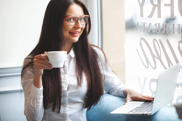 Kapalı alandaki genç bayanın yakın plan portresi. Kafeteryadaki kadın. Çekici esmer kadın..