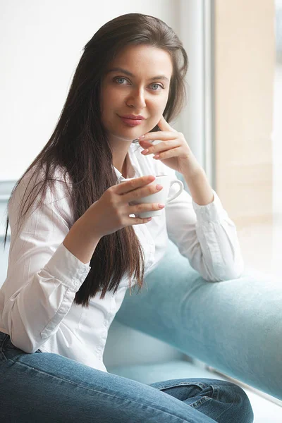 Kapalı alandaki genç bayanın yakın plan portresi. Kafeteryadaki kadın. Çekici esmer kadın..