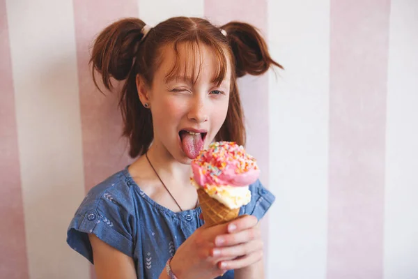 Милая Девочка Ест Мороженое Кафетерии Ребенок Держит Мороженое Ребенок Сладкоежка — стоковое фото