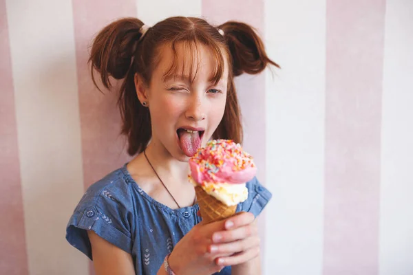 Jolie Petite Fille Qui Mange Glace Cafétéria Enfant Tenant Glace — Photo