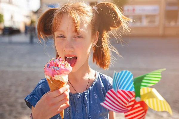 Jolie Fille Manger Crème Glacée Sur Fond Été Extérieur Portrait — Photo