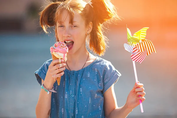 Jolie Fille Manger Crème Glacée Sur Fond Été Extérieur Portrait — Photo