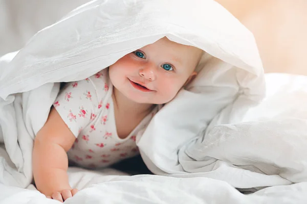 Lindo Bebé Manta Bebé Despierto Niño Adorable Cama — Foto de Stock