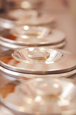 Dondurma yapma süreci. Kafeteryada profesyonel dondurma tatlısı. Dondurma ekipmanı..