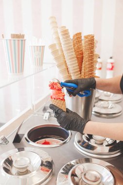 Dondurma yapma süreci. Kafeteryada profesyonel dondurma tatlısı. Dondurma ekipmanı..