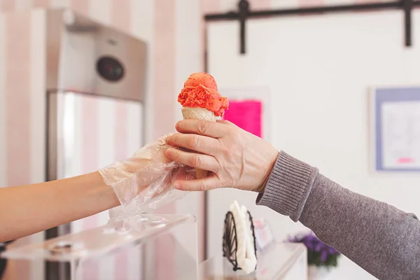 Dondurma Yapma Süreci Kafeteryada Profesyonel Dondurma Tatlısı Dondurma Ekipmanı — Stok fotoğraf