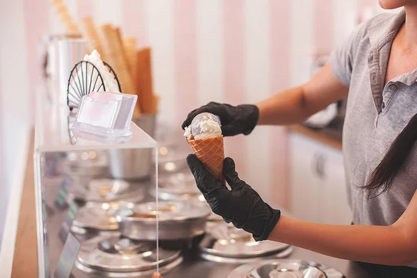 Процесс Приготовления Мороженого Профессиональный Десерт Мороженым Столовой Оборудование Мороженого — стоковое фото
