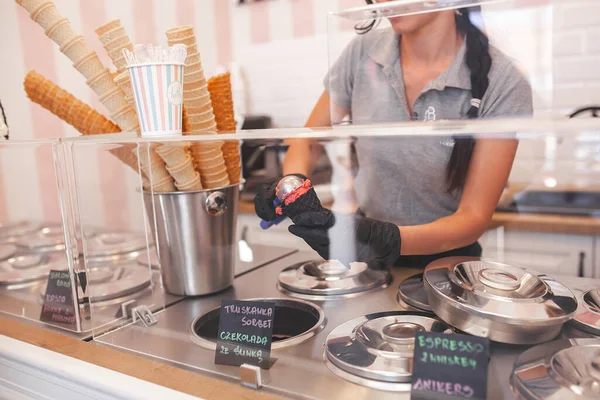 Процесс Приготовления Мороженого Профессиональный Десерт Мороженым Столовой Оборудование Мороженого — стоковое фото