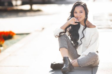 Dışarıda güzel bir kadın var. Şehir geçmişinde güzel bir bayan. Asyalı kadın portresi.