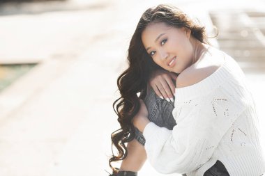 Dışarıda güzel bir kadın var. Şehir geçmişinde güzel bir bayan. Asyalı kadın portresi.