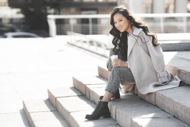 Kahve içen çekici genç bayan. Güzel, genç bir kadın portresi. Kadın yüz portresi.