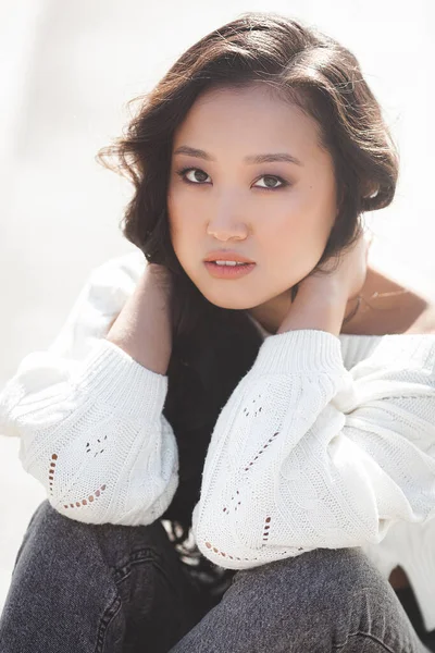 Dışarıda güzel bir kadın var. Şehir geçmişinde güzel bir bayan. Asyalı kadın portresi.