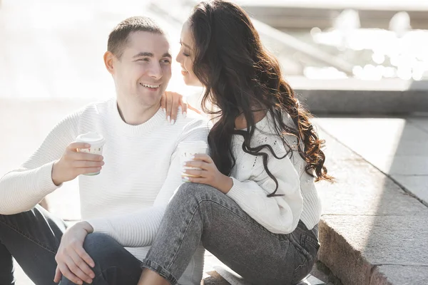 Adorável Casal Multirracial Livre Jovens Têm Encontro Mulher Homem Felizes — Fotografia de Stock