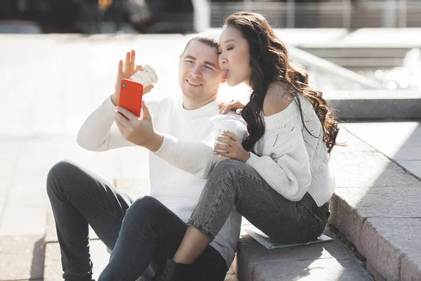 휴대폰으로 사진을 있어요 남자와 여자가 재미있게 스마트폰으로 얘기하는 청소년들 — 스톡 사진