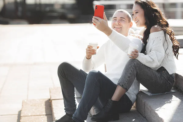 Joven Pareja Multirracial Haciendo Foto Selfie Teléfono Celular Hombre Mujer —  Fotos de Stock