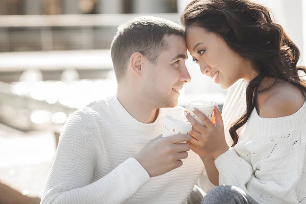 Primer Plano Retrato Joven Pareja Multirracial Encantadora Gente Afuera Feliz — Foto de Stock