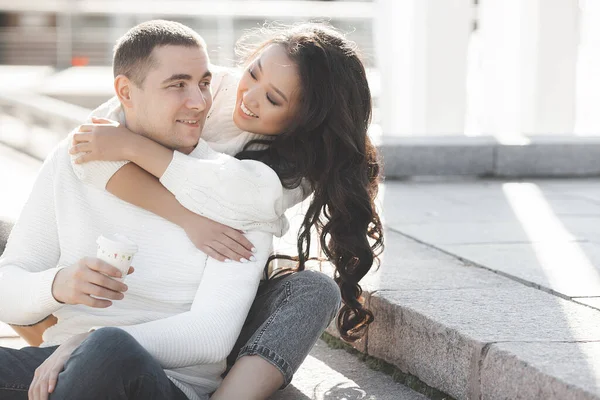 Primer Plano Retrato Joven Pareja Multirracial Encantadora Gente Afuera Feliz — Foto de Stock