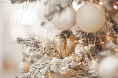Noel arkaplanı. Xmas 'ın içi. Ev kutlamaları. Noel iç tasarımı. Yakın çekim noel baloları.
