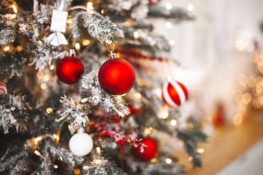 Noel arkaplanı. Xmas 'ın içi. Ev kutlamaları. Noel iç tasarımı. Yakın çekim noel baloları.