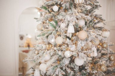 Noel arkaplanı. Xmas 'ın içi. Ev kutlamaları. Noel iç tasarımı. Yakın çekim noel baloları.