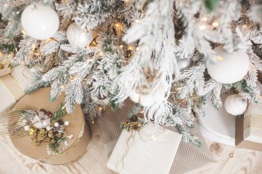 Noel arkaplanı. Xmas 'ın içi. Ev kutlamaları. Noel iç tasarımı. Yakın çekim noel baloları.