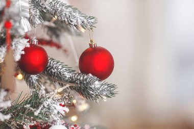 Noel arkaplanı. Xmas 'ın içi. Ev kutlamaları. Noel iç tasarımı. Yakın çekim noel baloları.