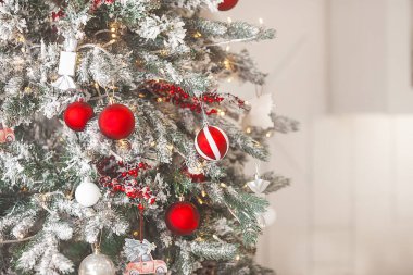 Noel arkaplanı. Xmas 'ın içi. Ev kutlamaları. Noel iç tasarımı. Yakın çekim noel baloları.