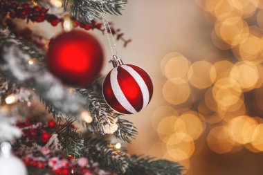 Noel arkaplanı. Xmas 'ın içi. Ev kutlamaları. Noel iç tasarımı. Yakın çekim noel baloları.