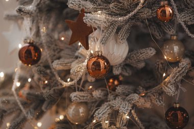 Noel arkaplanı. Xmas kutlaması. Noel ağacı. Madalyalı Noel ağacı.