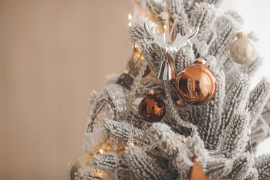 Noel arkaplanı. Xmas kutlaması. Noel ağacı. Madalyalı Noel ağacı.