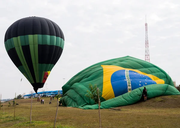 Dois Balões Comemoração Uma Cidade Brasileira Oval Verde Preto Voo — Fotografia de Stock