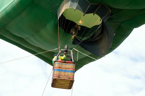 Homem Irreconhecível Incendiando Balão Verde Meio Voo — Fotografia de Stock