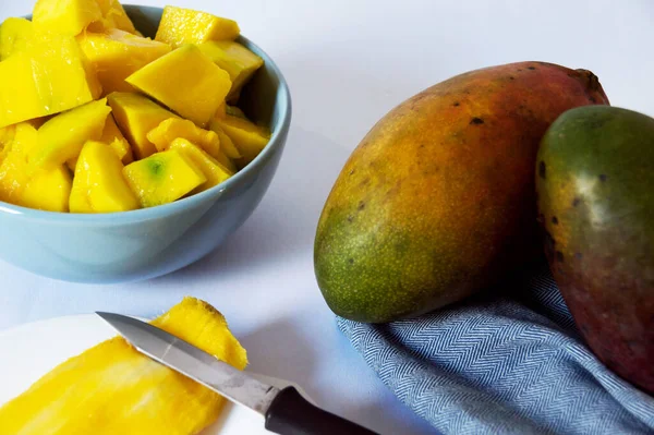 Chopped Mango Blue Bowl Two Whole Fruits Peel Side Blue — Stock Photo, Image