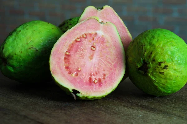 Hälften Einer Roten Guave Und Ganze Guaven Mit Grüner Schale — Stockfoto