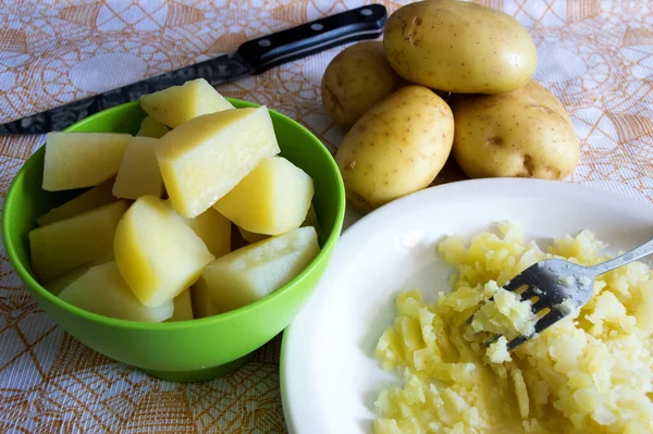 Тарелка Картофельным Пюре Небольшая Кучка Сырым Картофелем Вареный Нарезанный Картофель — стоковое фото