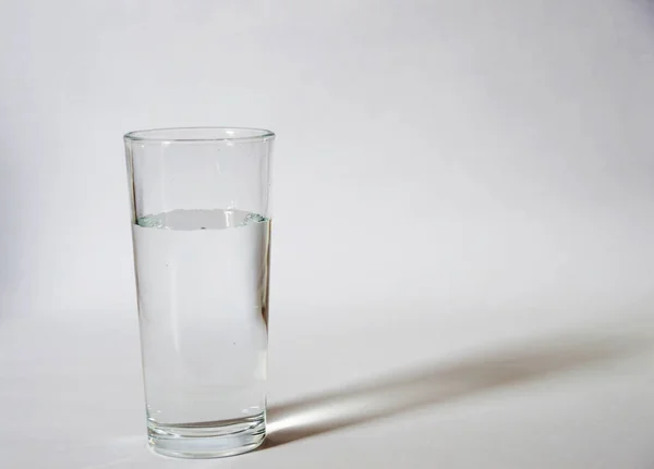 Transparant Glas Met Water Geïsoleerd Witte Achtergrond Met Schaduwen Een — Stockfoto