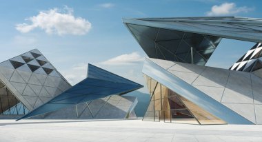 Çağdaş üçgen şekil tasarımı modern mimari bina dışı cam, beton ve çelik elementlerle. Öğlen sahnesi. Fotorealistik 3B oluşturma.