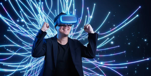 Fiatal Férfi Virtuális Valóság Szemüvegében Futurisztikus Technológiai Háttérrel Kibővített Virtuális — Stock Fotó