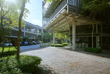 Modern ofis binasının dış kısmına sahip boş patika.