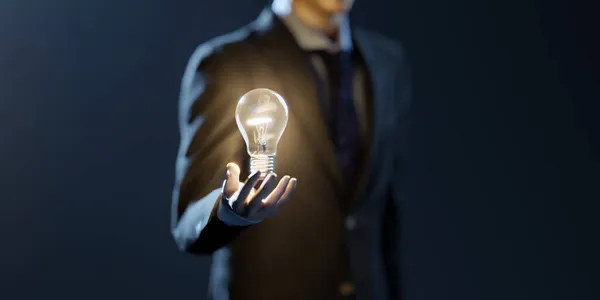 ビジネスマンは光る電球を持っている イノベーション クリエイティブ インスピレーション ブレインストーミングソリューションのコンセプト 3Dレンダリング — ストック写真