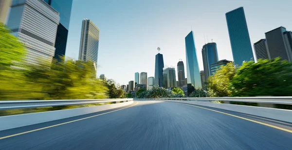 Highway Overpass Motion Blur Dengan Latar Belakang Kota — Stok Foto
