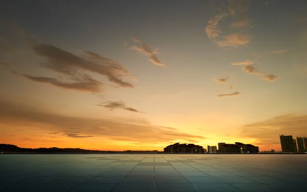 Прекрасне Яскраве Оранжеве Хмарне Небо Заходу Сонця Порожньою Підлогою — стокове фото