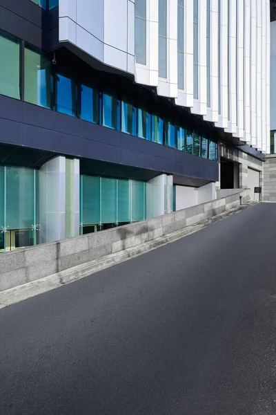 Strada Asfaltata Con Edificio Moderno Esterno Formato Verticale — Foto Stock