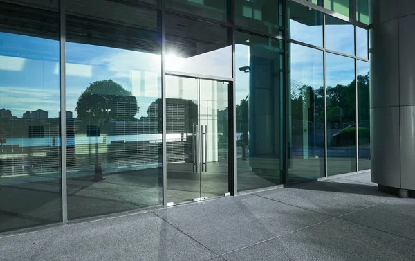 现代玻璃墙正面建筑物前面的空地 — 图库照片