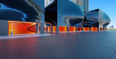 Boş zemin, kırmızı cam pencereli modern binalar ve çarpık şekilli çelik ön cephe duvarı. 3d oluşturma