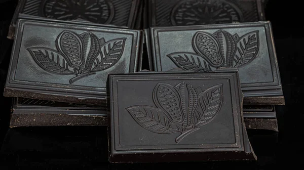 Büyük bir kalıp siyah çikolata.